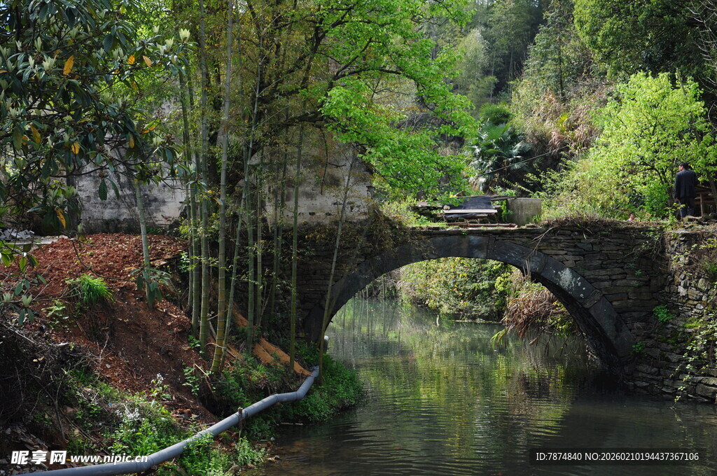 婺源林间古桥映于溪流之上