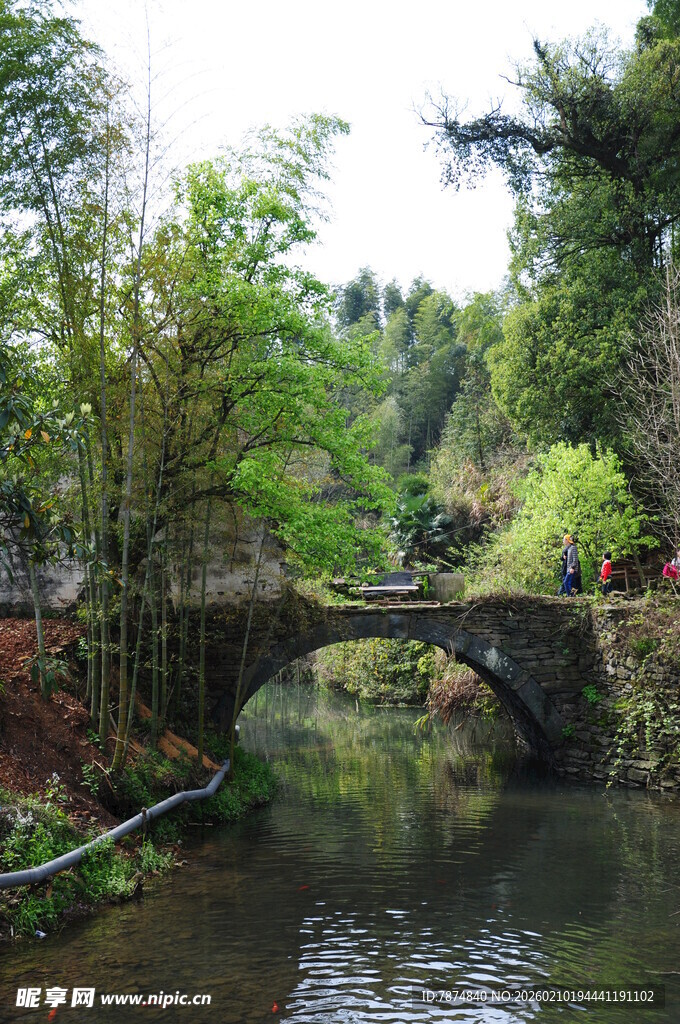婺源石桥横跨绿水 林木环绕