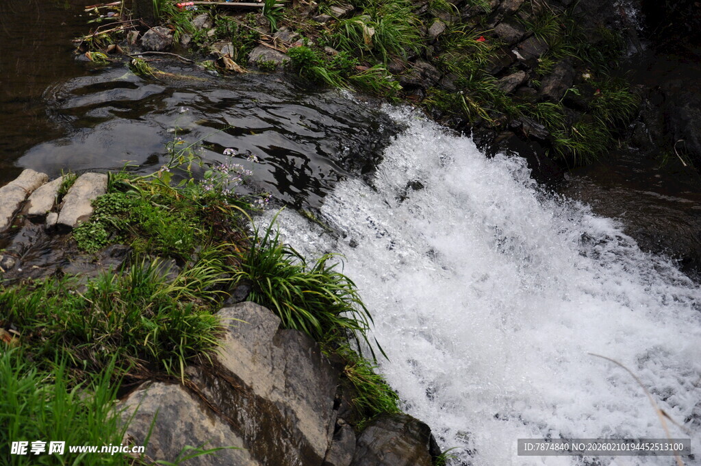 婺源山间小瀑布流水景致