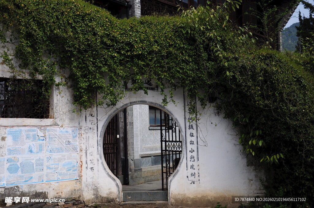 婺源中式拱门藤蔓覆墙景致