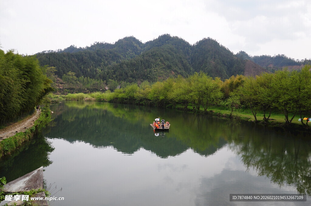 婺源山水间的静谧泛舟之景