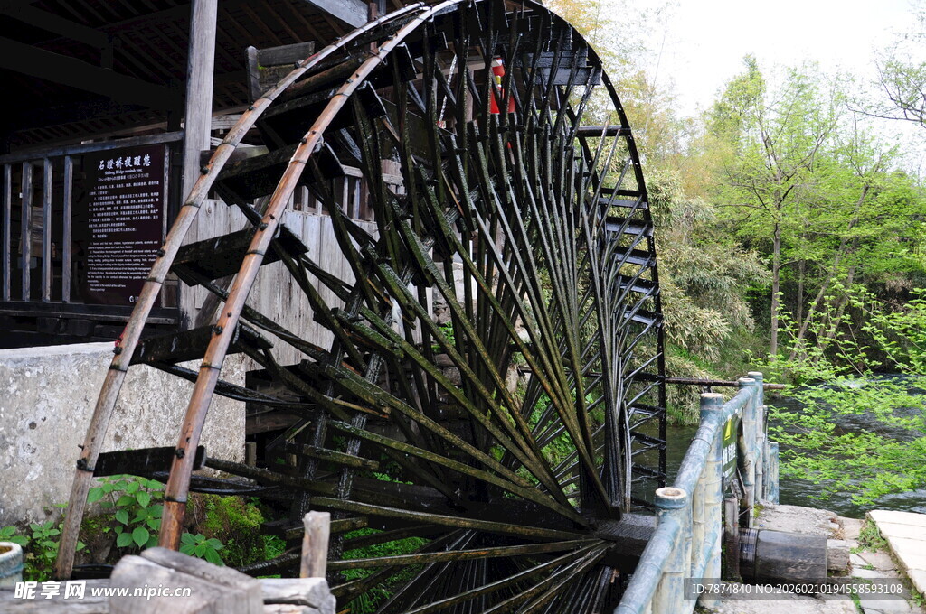 婺源古老水车静立自然间