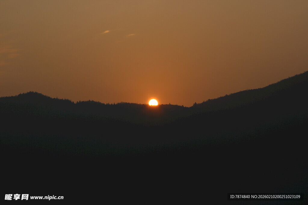 婺源日落群山间