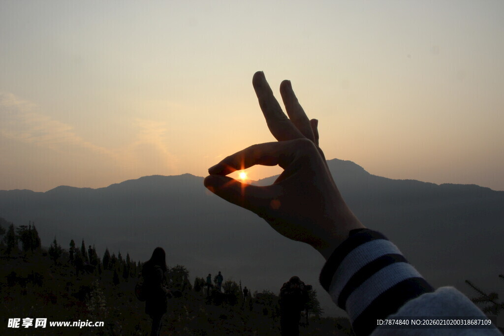 婺源夕阳下的手势与远山美景