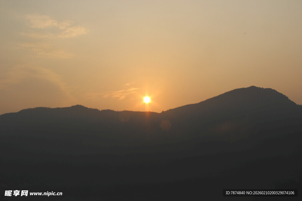 婺源日落时分的山峦美景