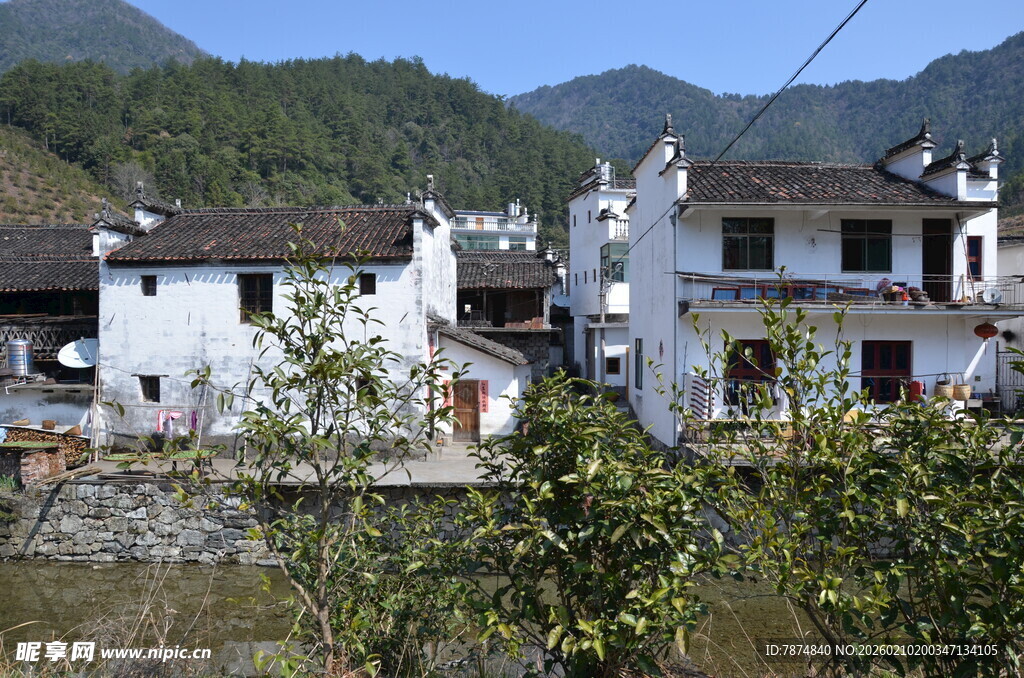 婺源山间白墙黛瓦的宁静村落