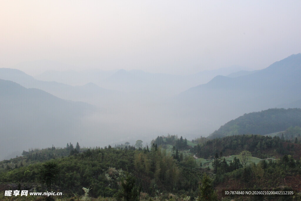婺源山间晨景 雾霭山林