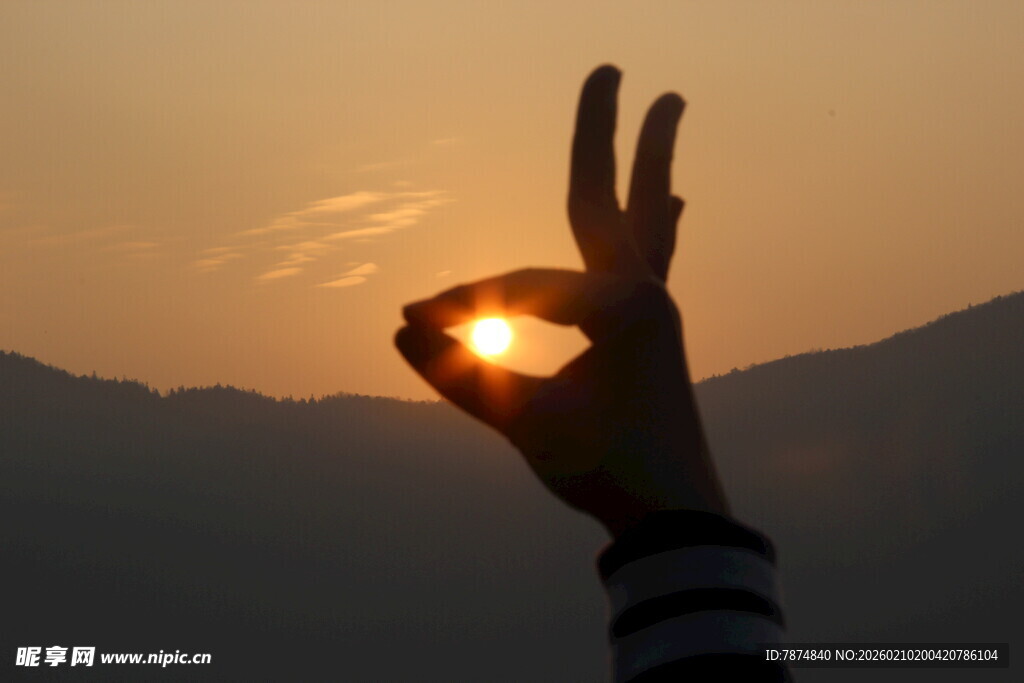 婺源夕阳下的手势与远山美景
