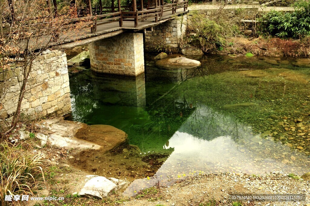 婺源乡村石桥下的清澈溪流