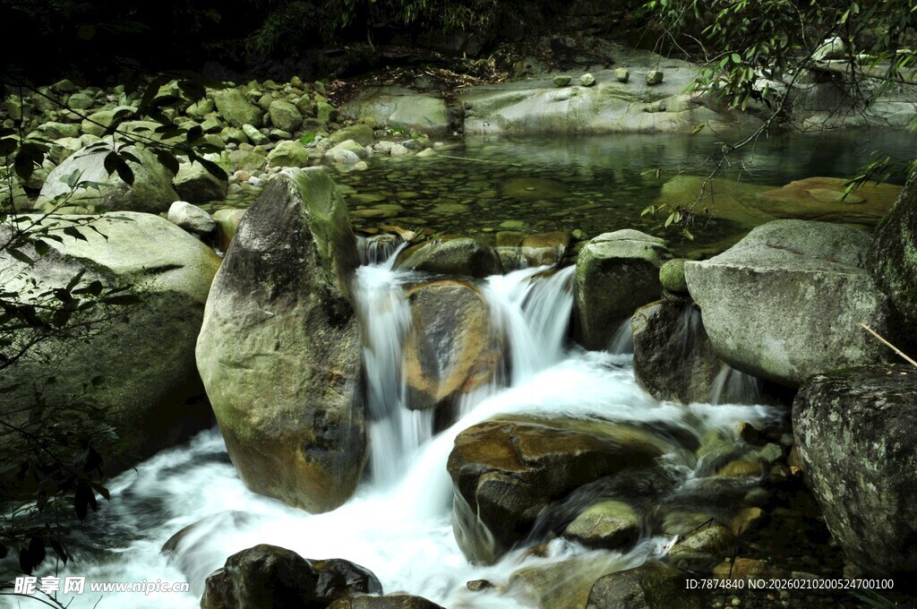 婺源山间溪流潺潺 石间清泉
