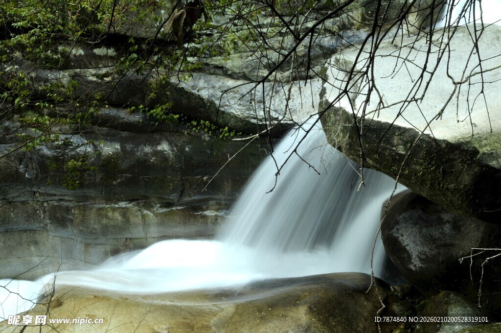 婺源山间小瀑布景观