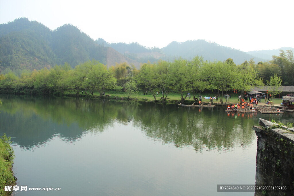 婺源山水相依的宁静湖畔