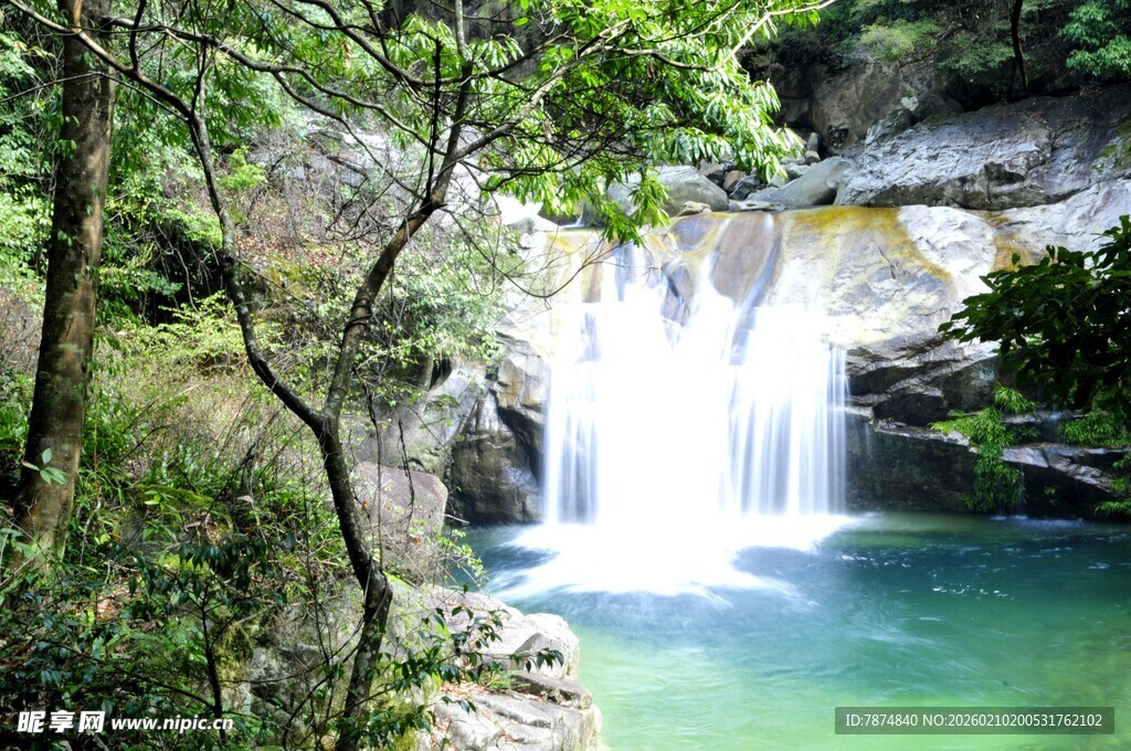 婺源山林间的秀丽瀑布景观