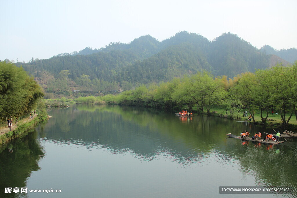 婺源山水间的悠然泛舟景象