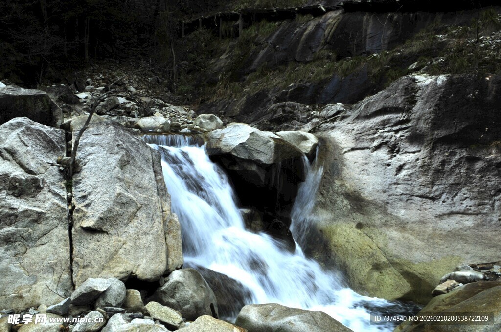 婺源山间小瀑布 灵动自然美