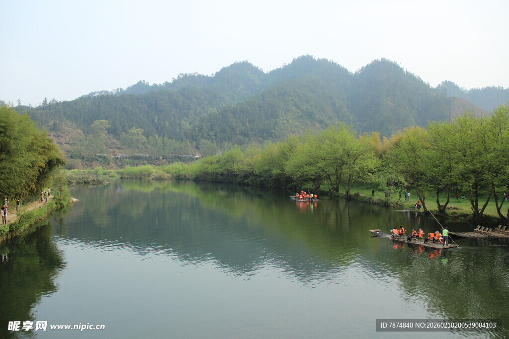婺源山水间静谧的泛舟风光