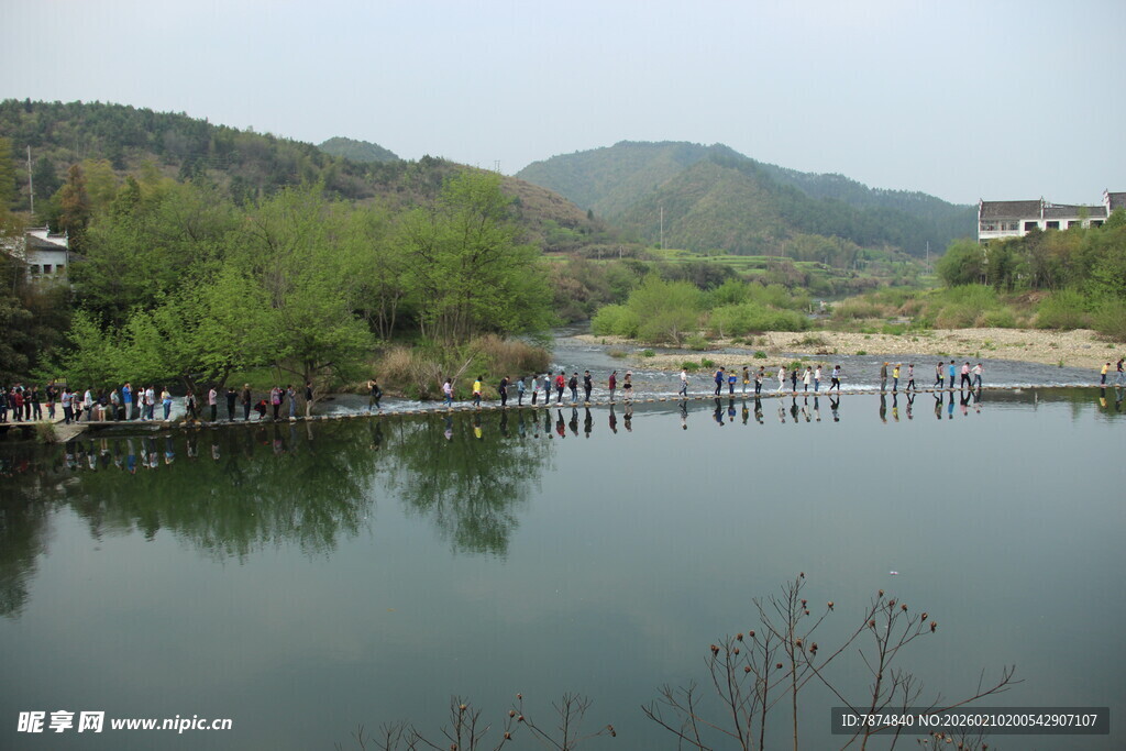 婺源宁静河畔的水上木质栈道