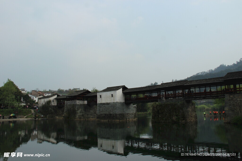 婺源古桥映水的宁静水乡风光