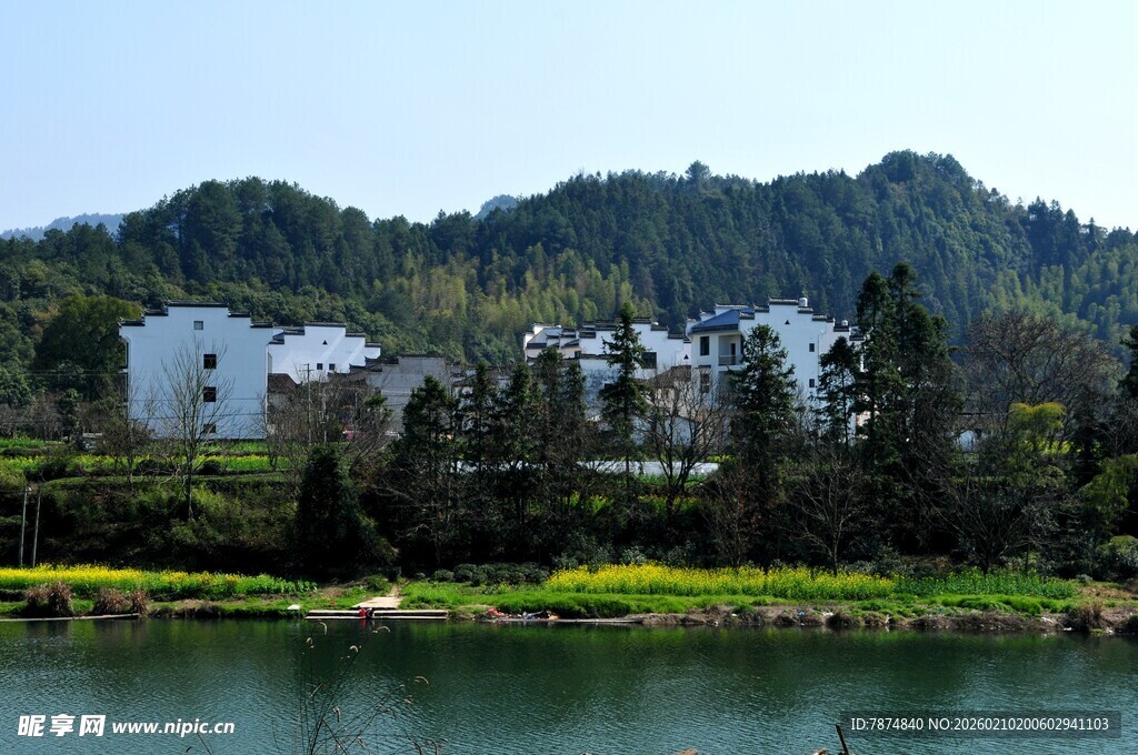 婺源湖畔青山间的宁静村落