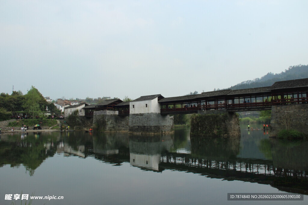 婺源古桥映水的宁静水乡风光