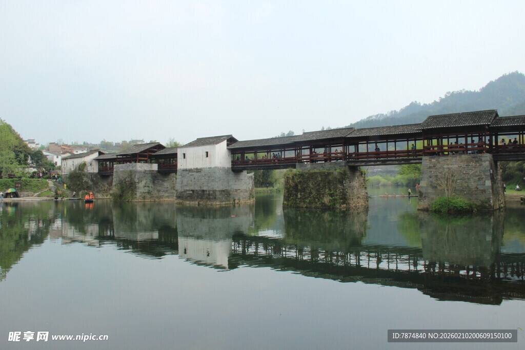 婺源古桥映水的宁静水乡风光