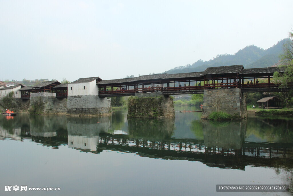 婺源江南水乡廊桥倒影美景