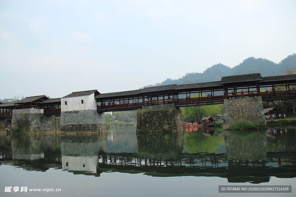 婺源古桥静立山水间