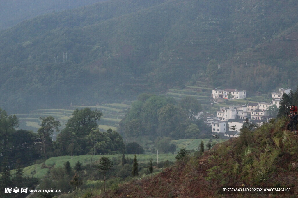 婺源山间村落 云雾缭绕之景