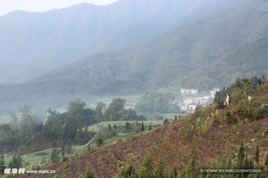 婺源山间村落 朦胧美景