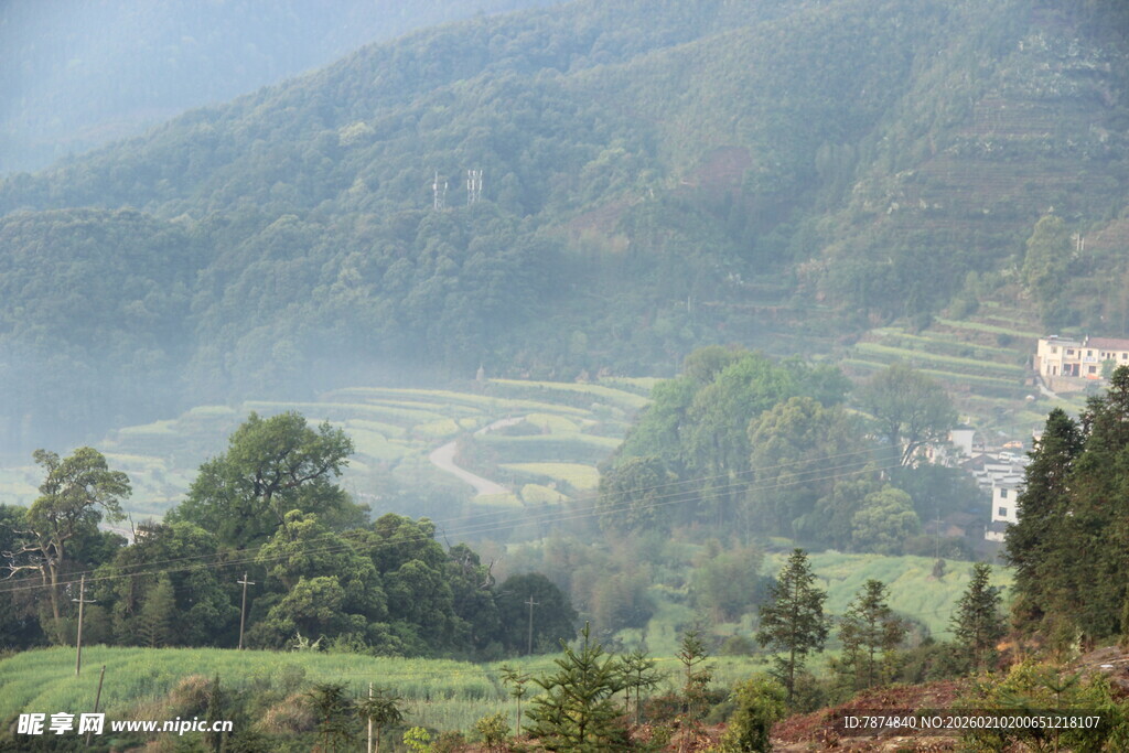 婺源山间雾绕田园美景