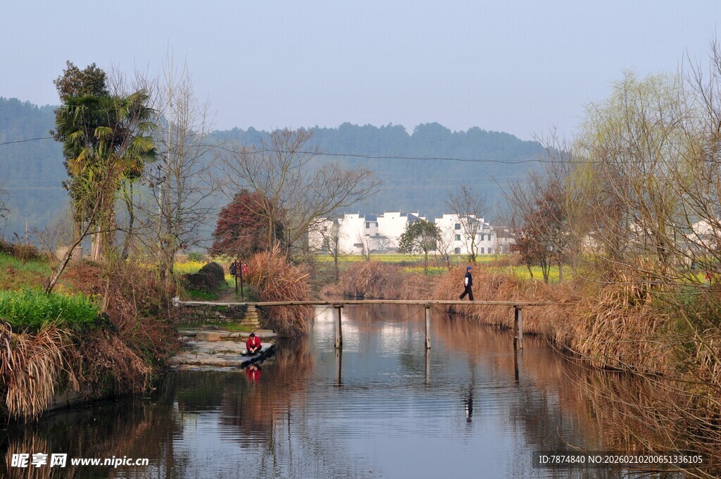 婺源乡村河畔小船静谧风光