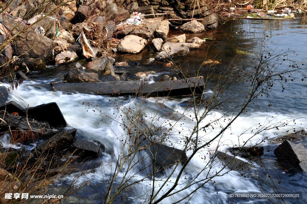 婺源山间溪流潺潺流淌