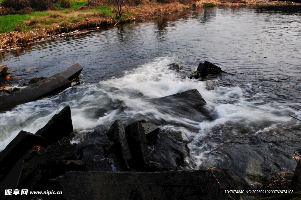 婺源湍急溪流中的嶙峋岩石