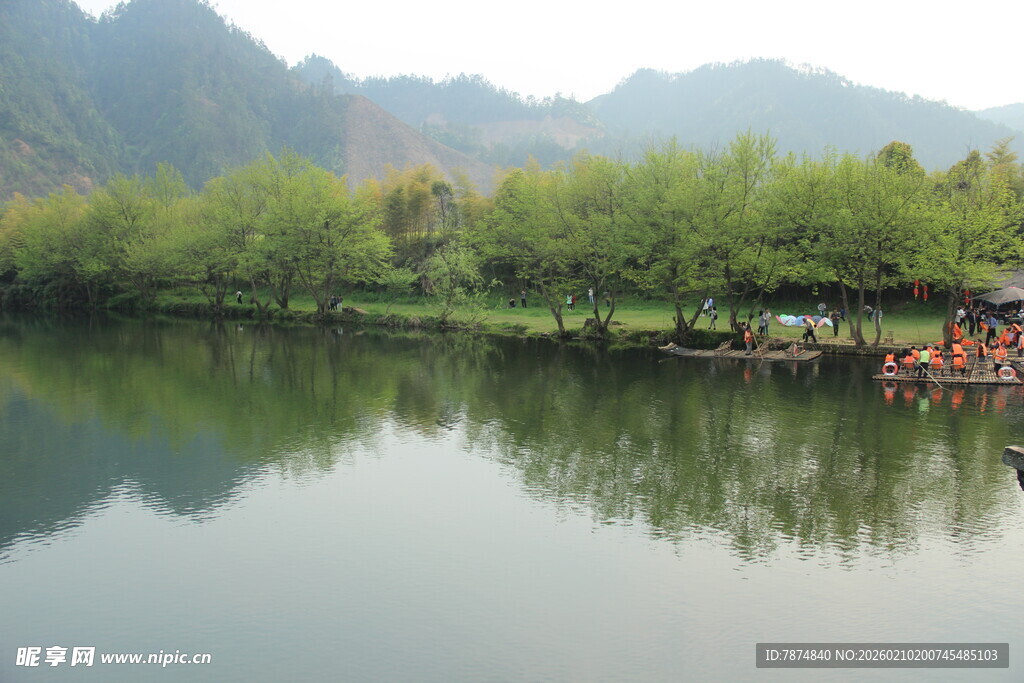 婺源湖畔绿树成荫的美丽风光