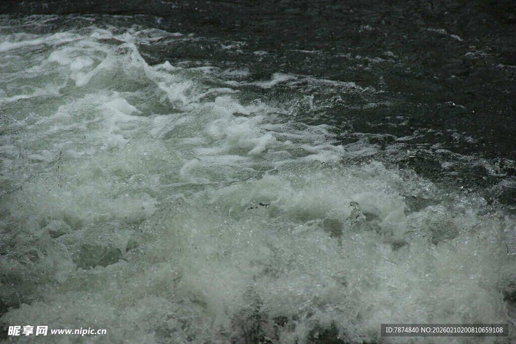 婺源汹涌澎湃的白色浪花