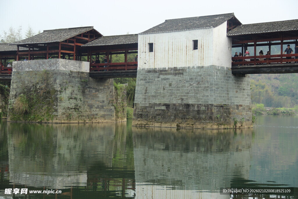 婺源古桥水乡景 静谧映湖面