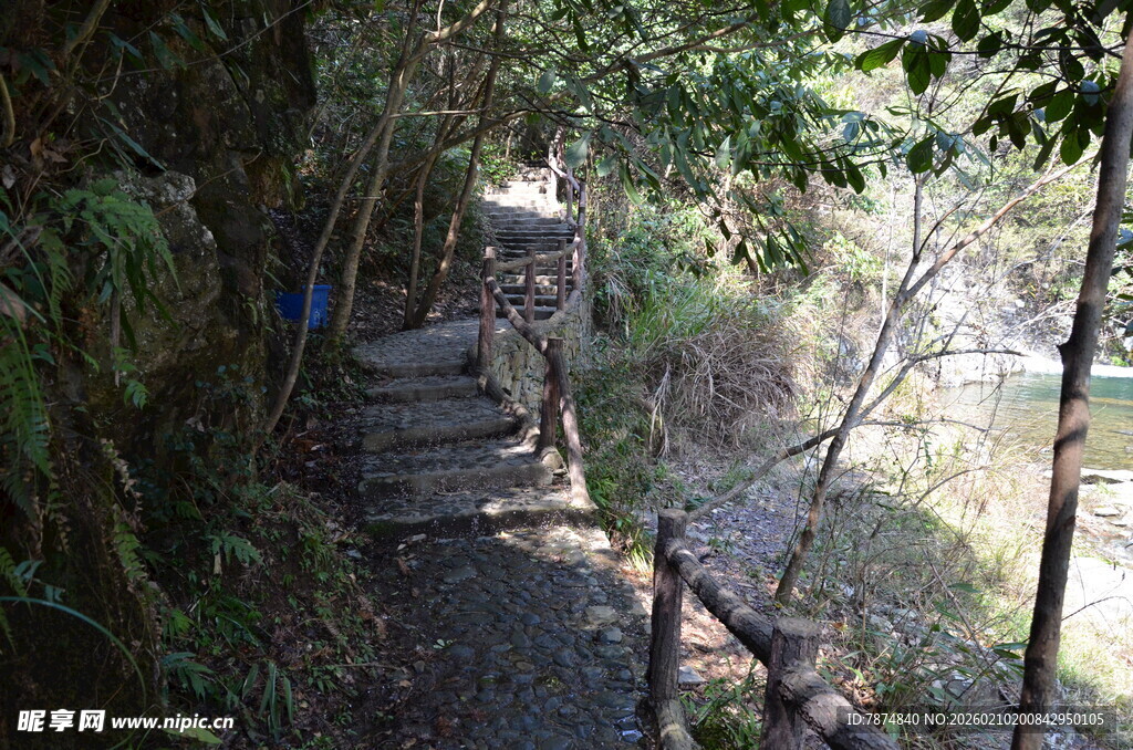 婺源山间幽静石阶小径