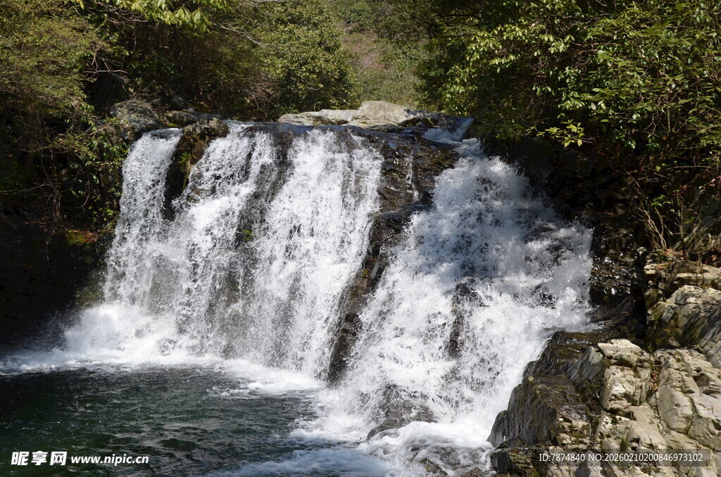 婺源山间瀑布美景