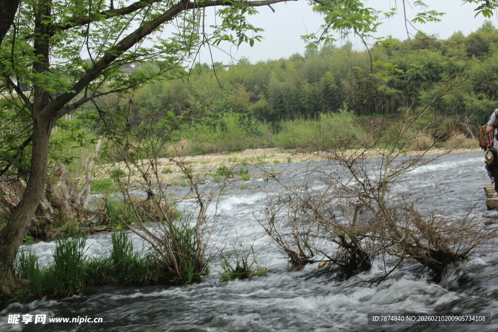 婺源溪边垂钓者