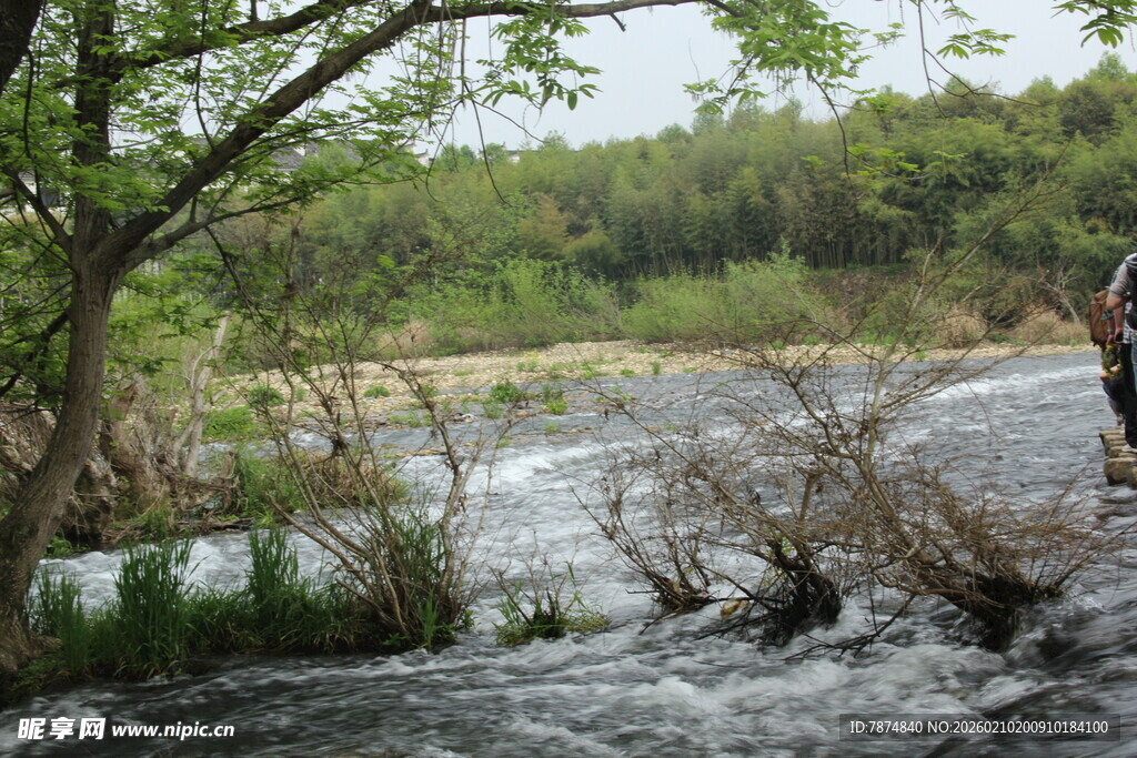 婺源溪边垂钓者