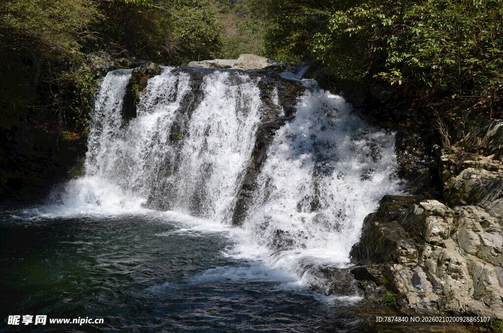婺源山间瀑布美景