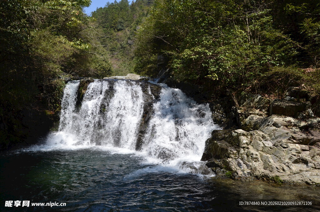 婺源山间瀑布美景