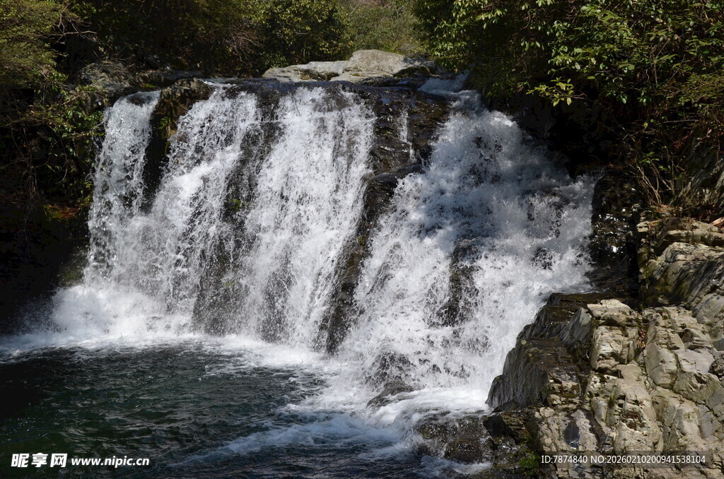 婺源山间瀑布美景