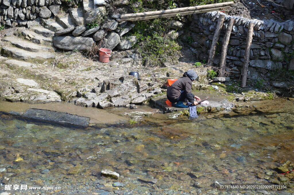 婺源溪边人们享受户外休闲时光