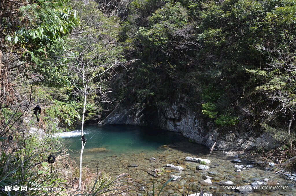 婺源山间清澈幽潭美景
