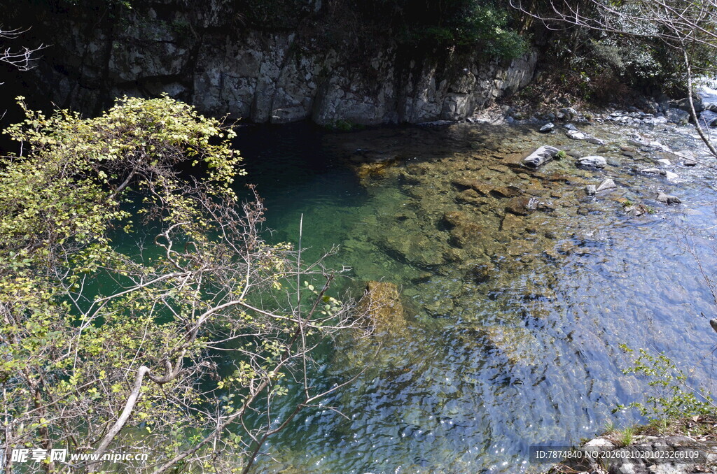 婺源山间清澈幽潭景色