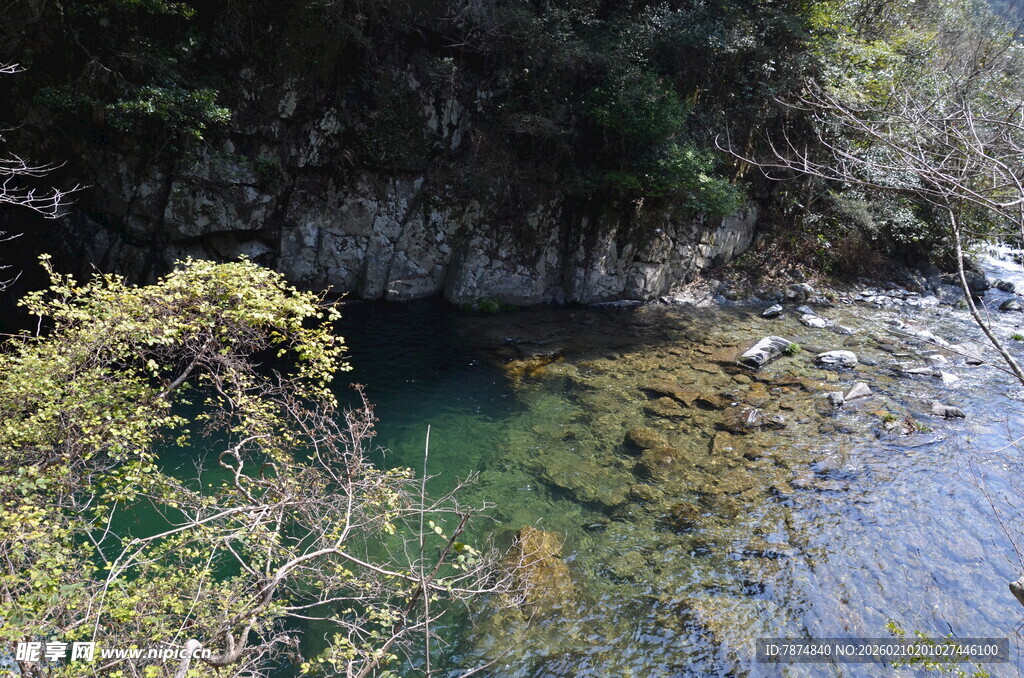 婺源山间清澈溪流美景