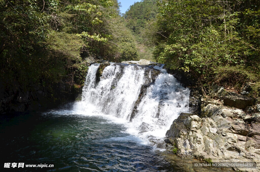 婺源山间瀑布美景