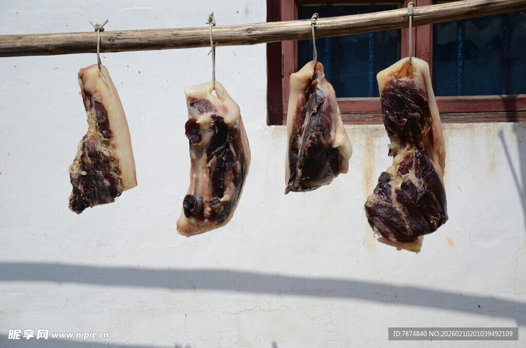 婺源悬挂晾晒的多块风干肉类
