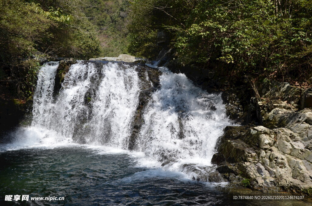 婺源山间瀑布美景